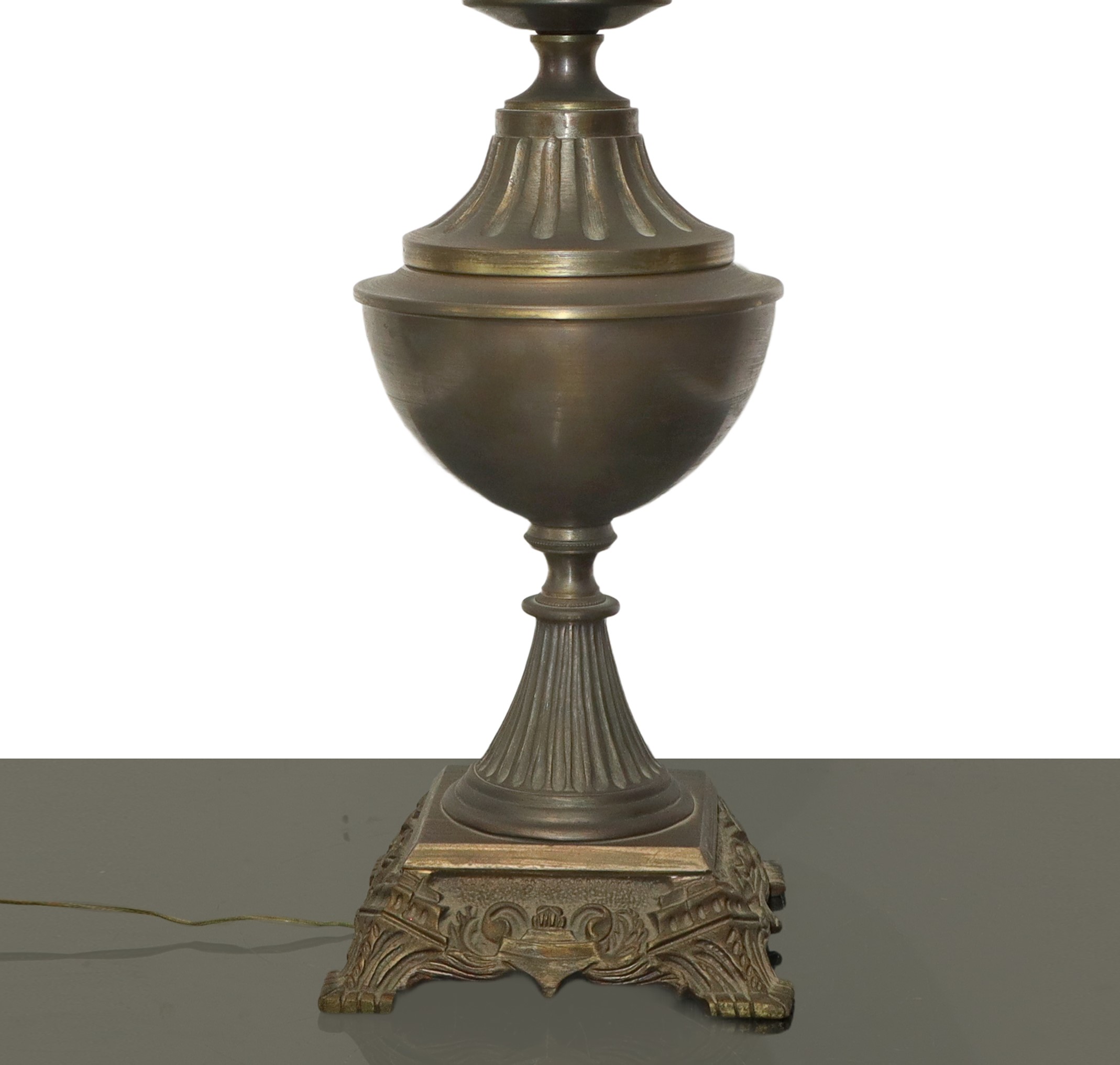 Lume a Petrolio in Metallo Brunito con Diffusore a Palla con Decoro Floreale Dipinto Lungo il Cor...