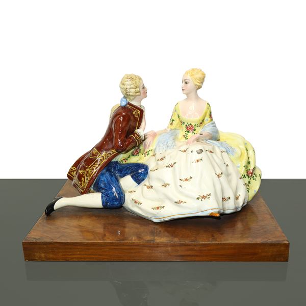 Coppia di giovani, scultura in porcellana dipinta policroma