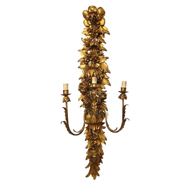 Applique a 3 luci in legno dorato intagliato a motivi floreali
