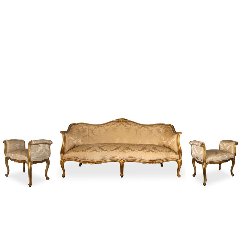 Divano in legno dorato con coppia di pouf in legno dorato