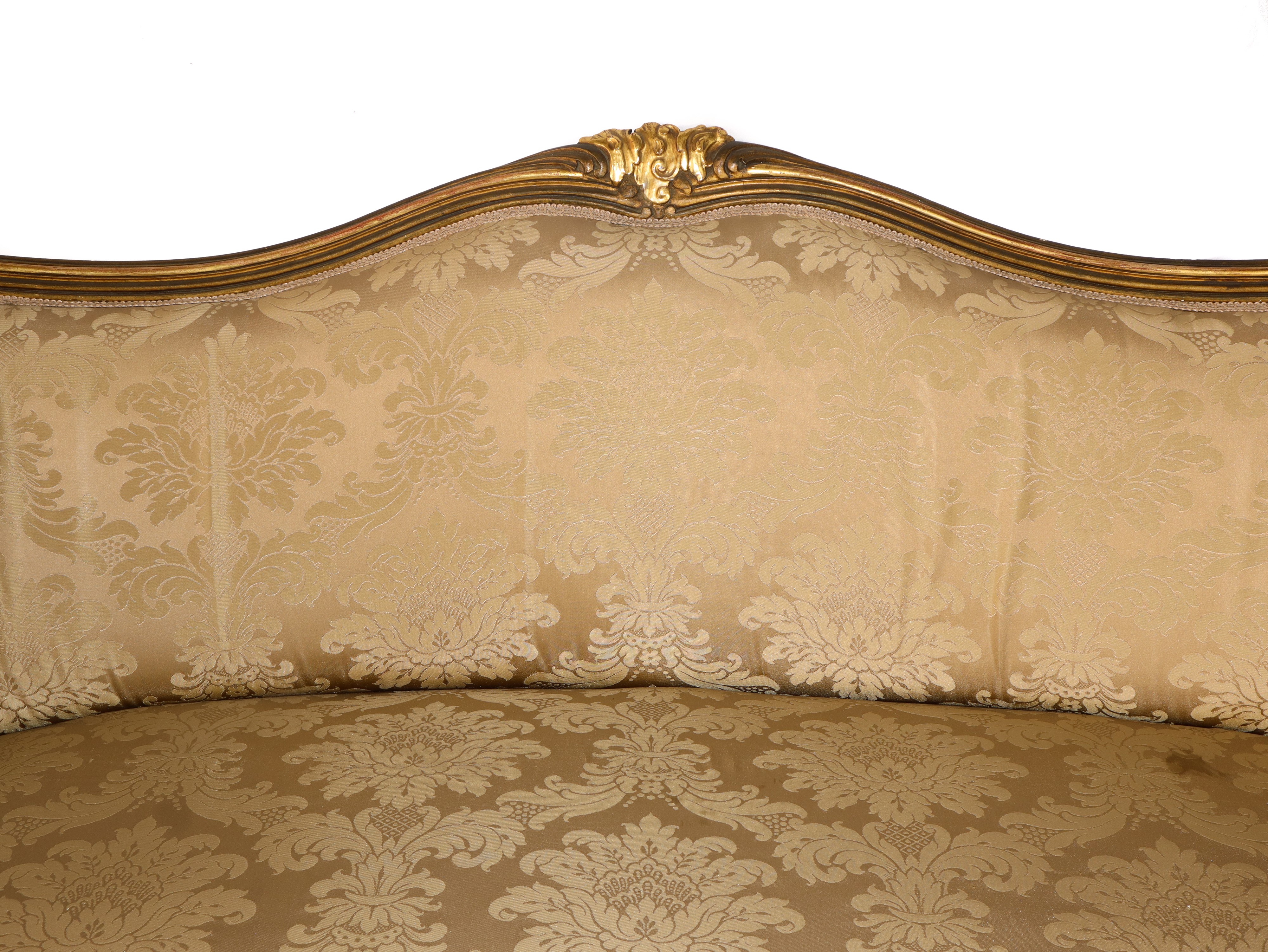 Divano in legno dorato con coppia di pouf in legno dorato