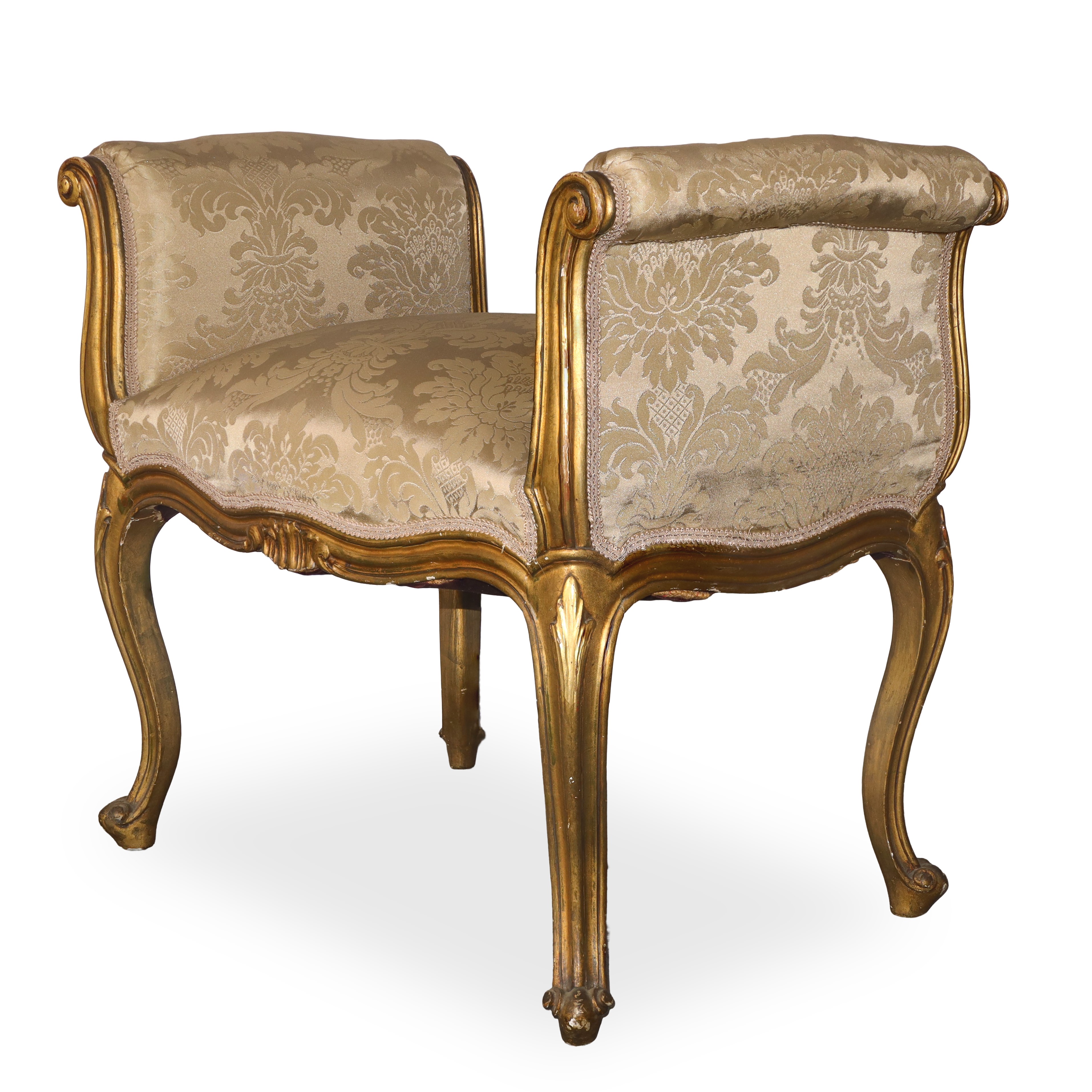 Divano in legno dorato con coppia di pouf in legno dorato