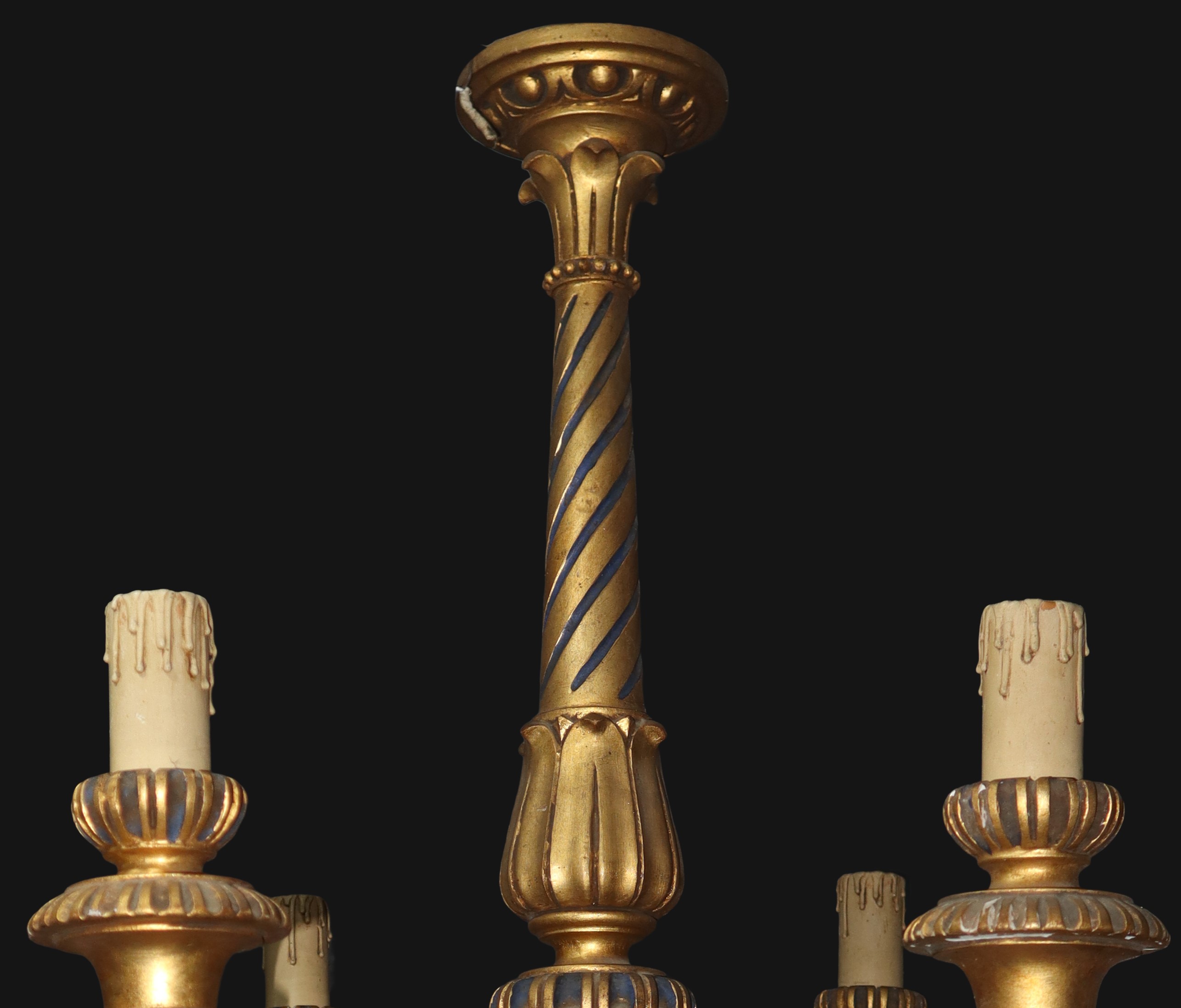 Lampadario in legno dorato, h 90 x 80 cm