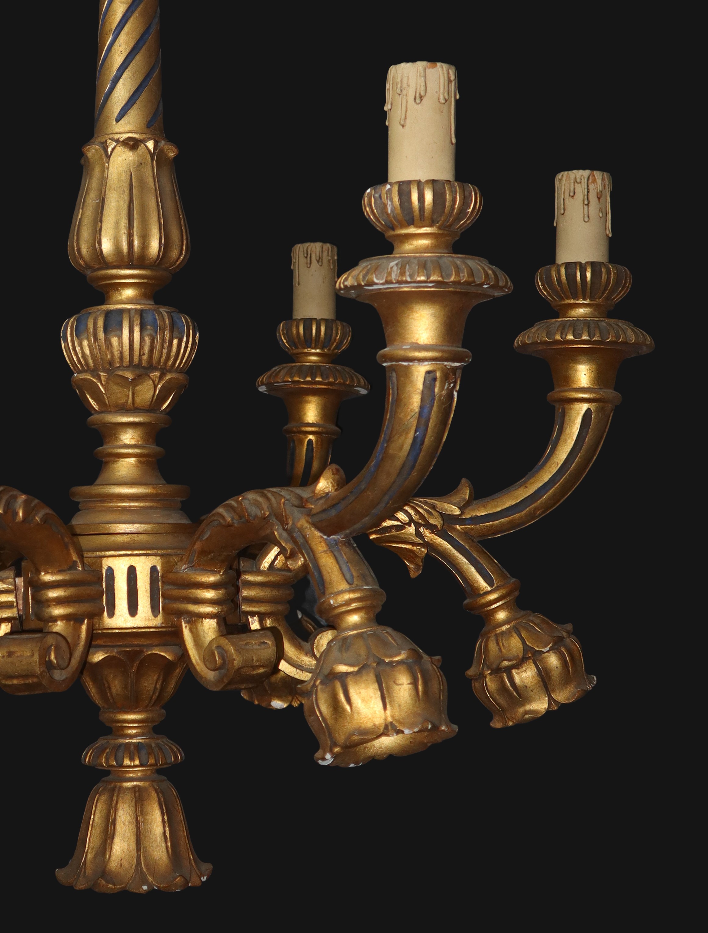 Lampadario in legno dorato, h 90 x 80 cm