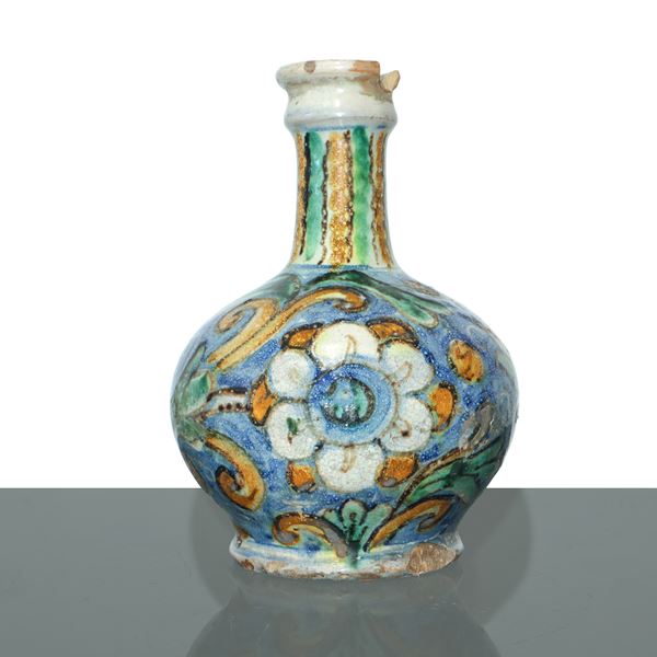 Bottiglia in maiolica di Caltagirone con fiori e motivi a larghe foglie