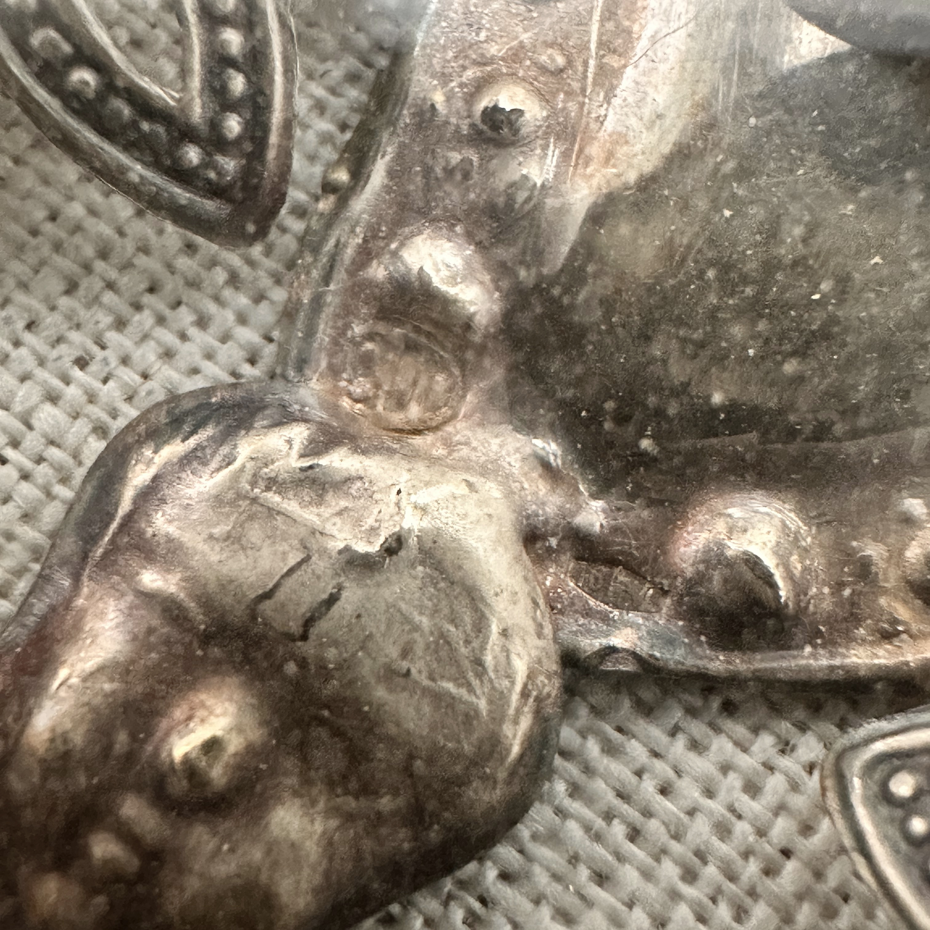 Coppia Ex Voto, argento cesellato con cornice ovale dorata