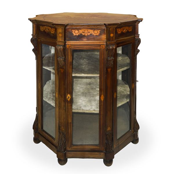 Vetrina ottagonale con intarsi in legni chiari sui cassettini, due mensole interne