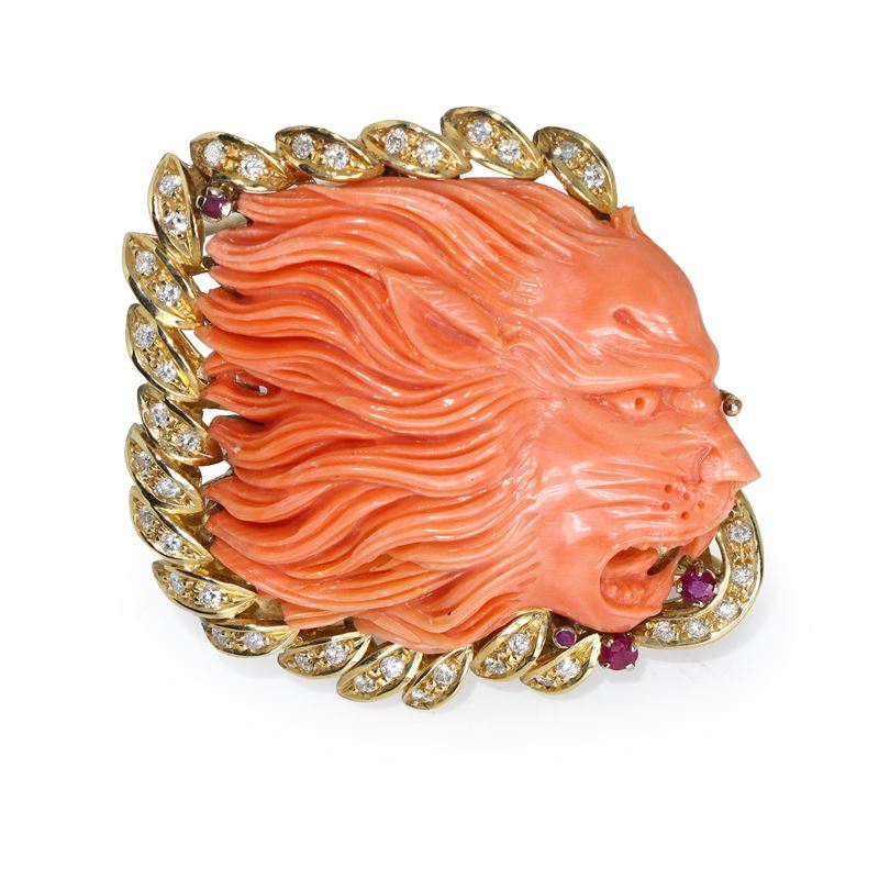 Pendentif/Spilla in oro giallo 18 kt con scultura a guisa di testa di leone in corallo e ghiera d...
