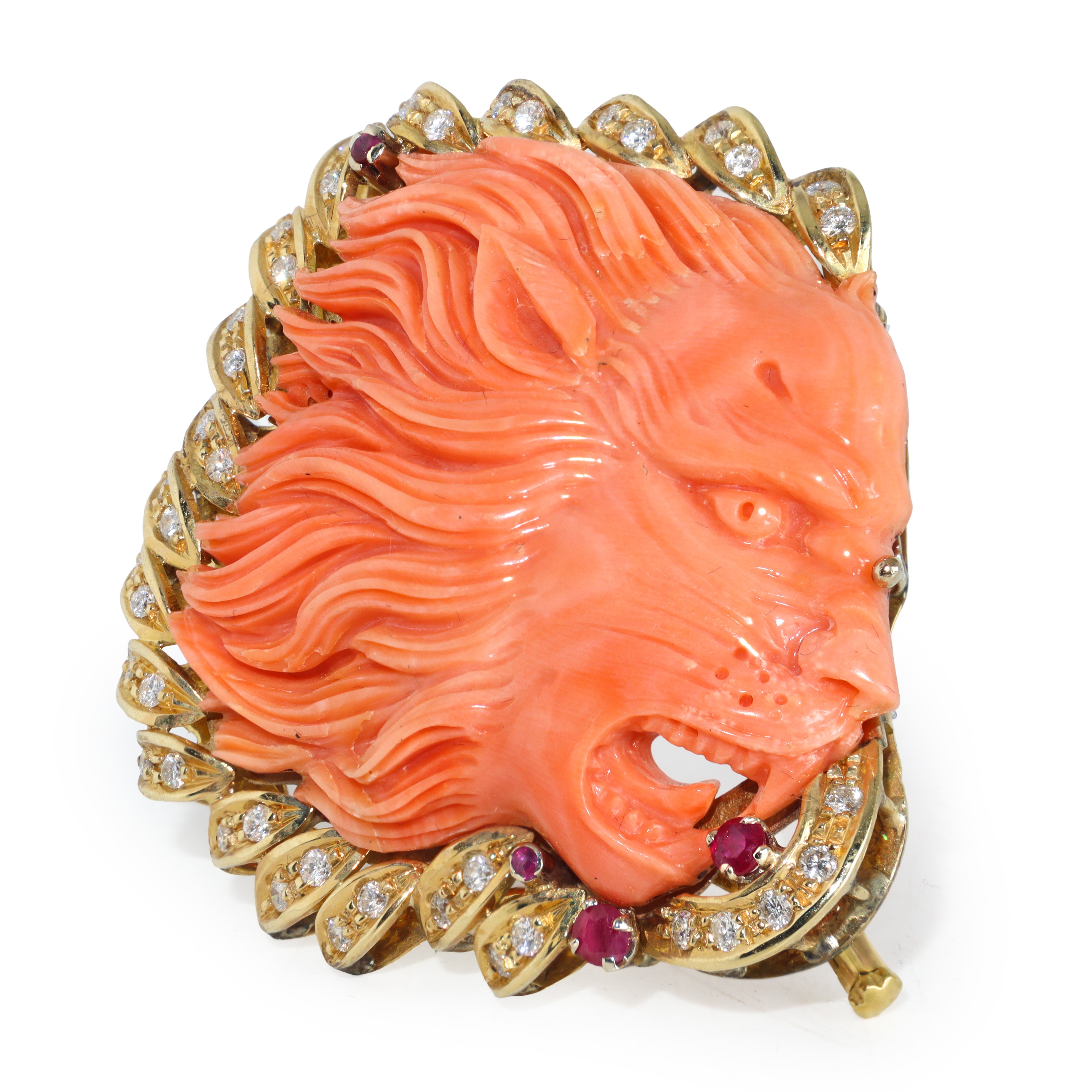 Pendentif/Spilla in oro giallo 18 kt con scultura a guisa di testa di leone in corallo e ghiera d...