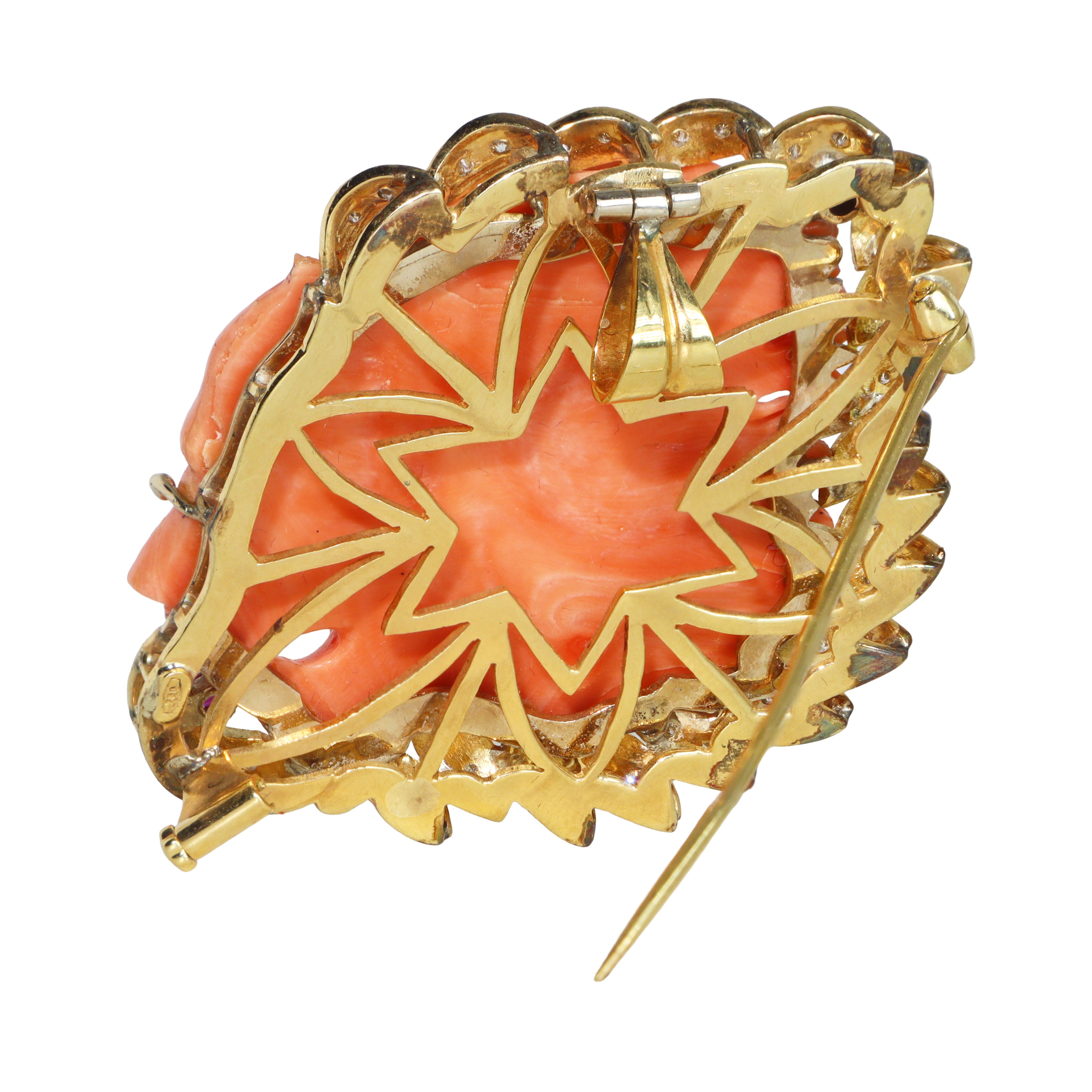Pendentif/Spilla in oro giallo 18 kt con scultura a guisa di testa di leone in corallo e ghiera d...