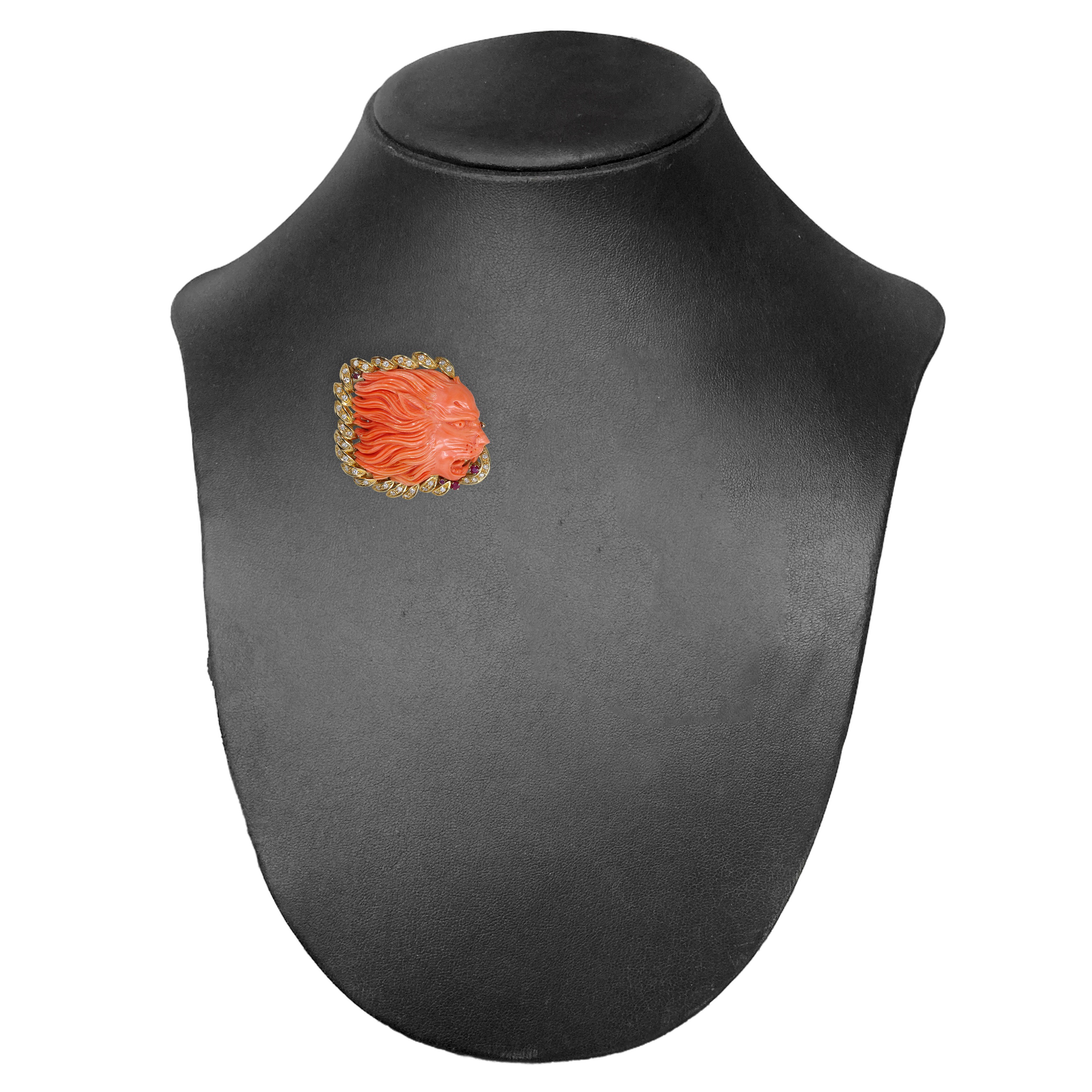 Pendentif/Spilla in oro giallo 18 kt con scultura a guisa di testa di leone in corallo e ghiera d...