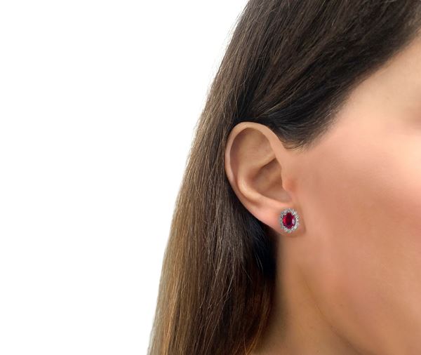 750 white gold earrings with rubies and a brilliant-cut diamond ring