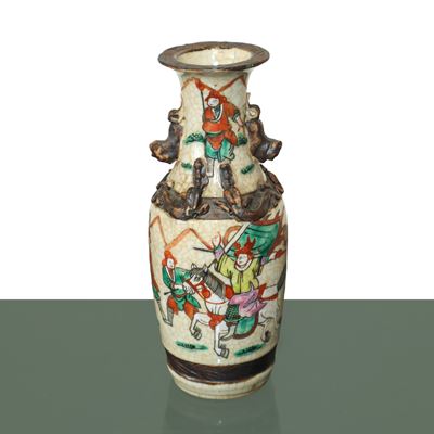 Vaso cinese, Dipinto policromo con scene di guerrieri in battaglia e decori a rilievo, Dinastia Q...