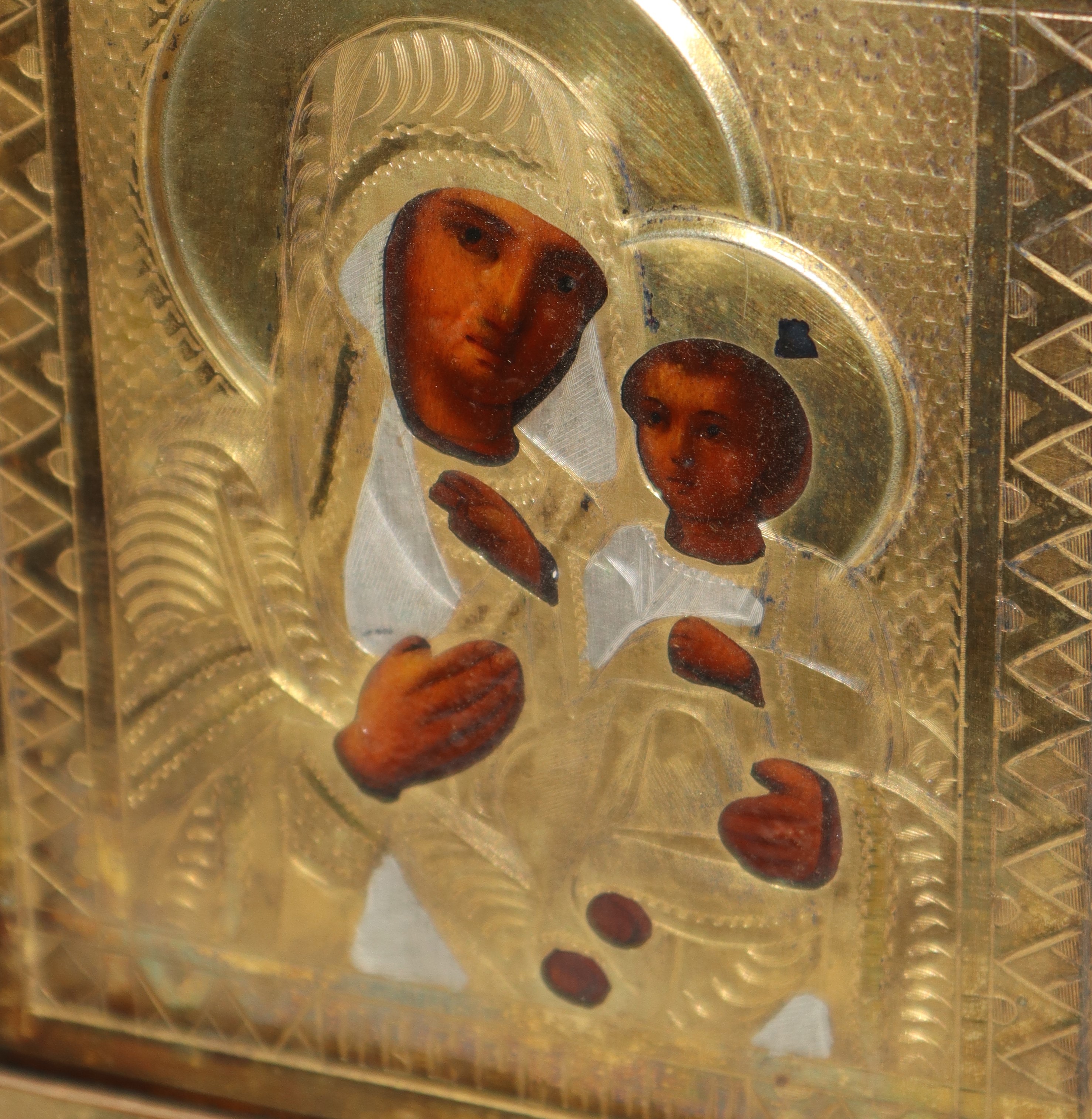 Icona russa in teca con riza dorata e argentata