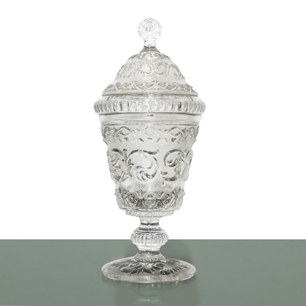 Poutiche in vetro bulinata e intagliata a motivi floreali