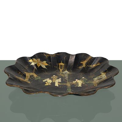 Vassoio cinese in cartapesta laccata nera con figurazioni di personaggi in oro e argento, Francia...