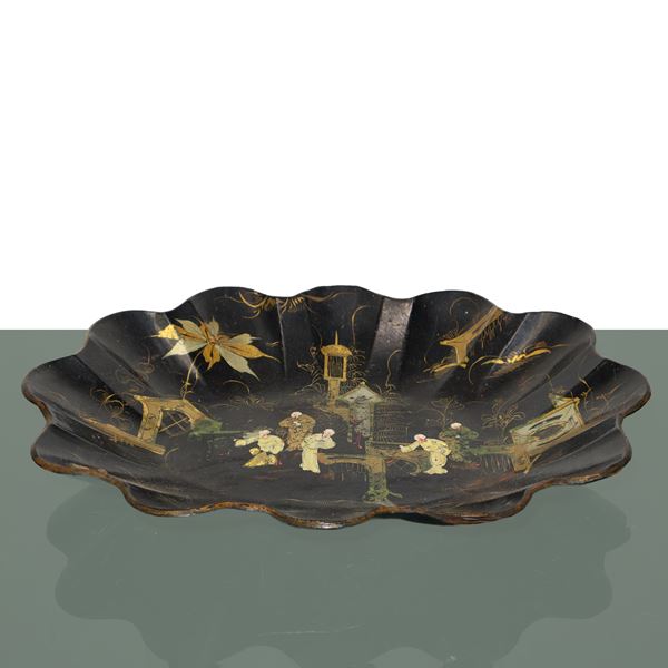 Chinese tray in black lacquered papier-mâché with gold and silver figures
