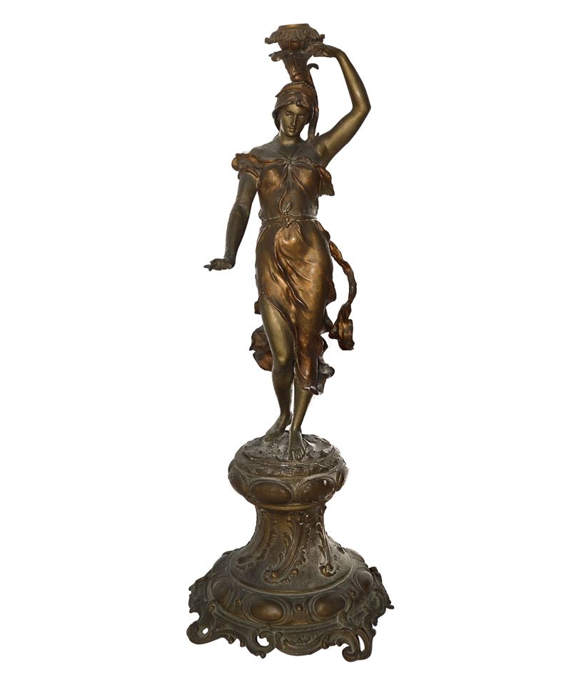 Scultura in bronzo femminile portacandele con piedistallo, fine XIX secolo
