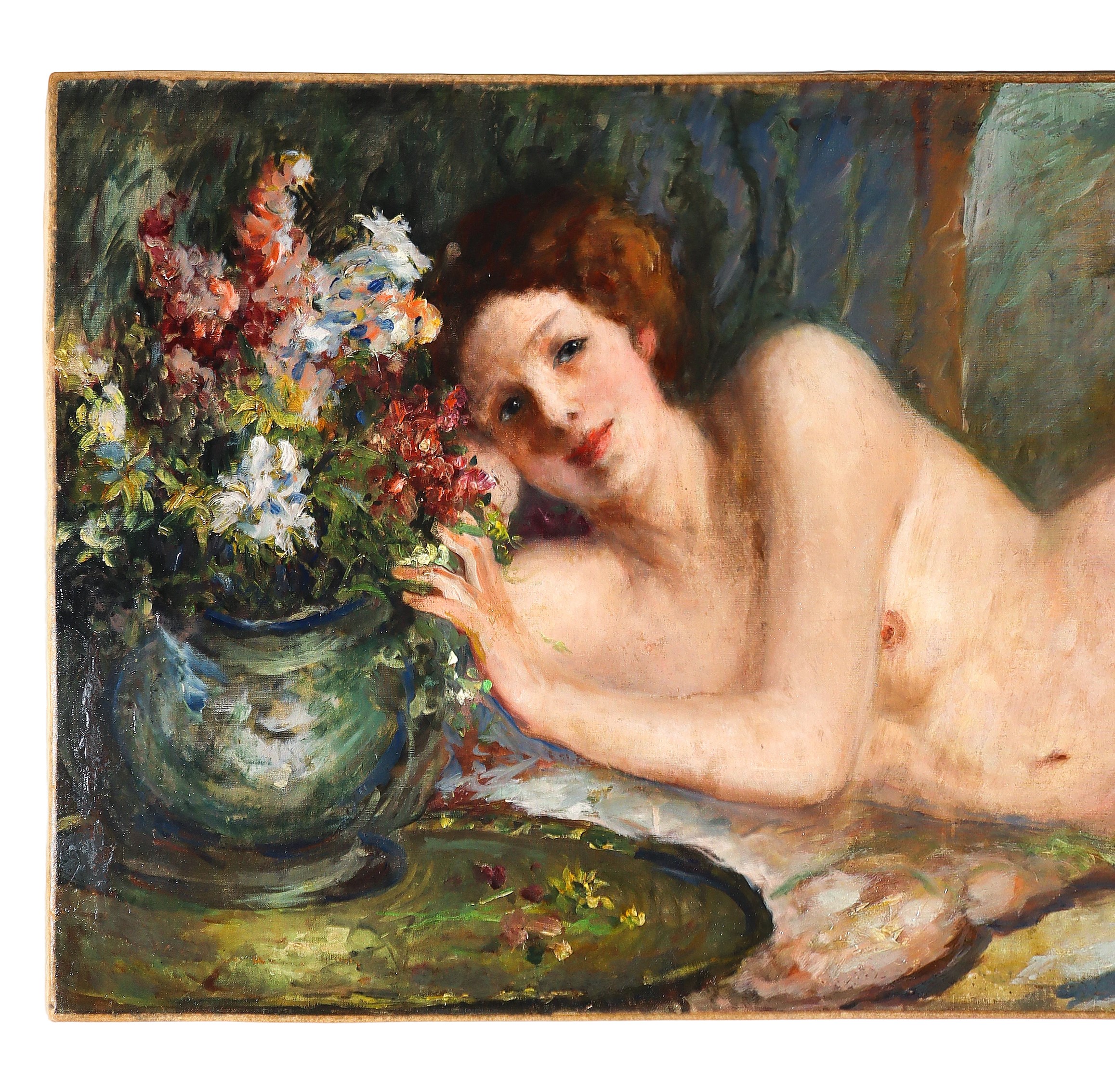 Nudo femminile disteso con vaso di fiori
