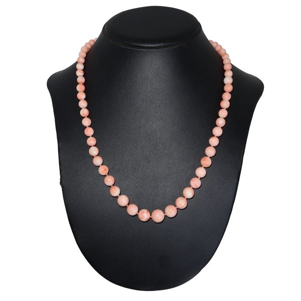 Collana ad un filo in corallo rosa con susta in oro giallo 750