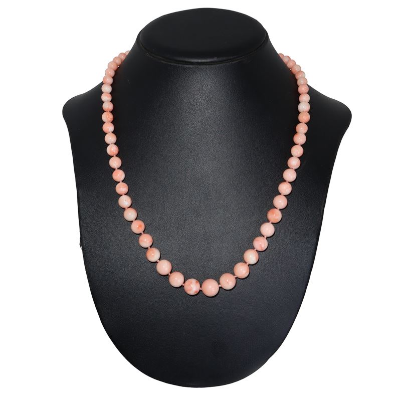 Collana ad un filo in corallo rosa con susta in oro giallo 750