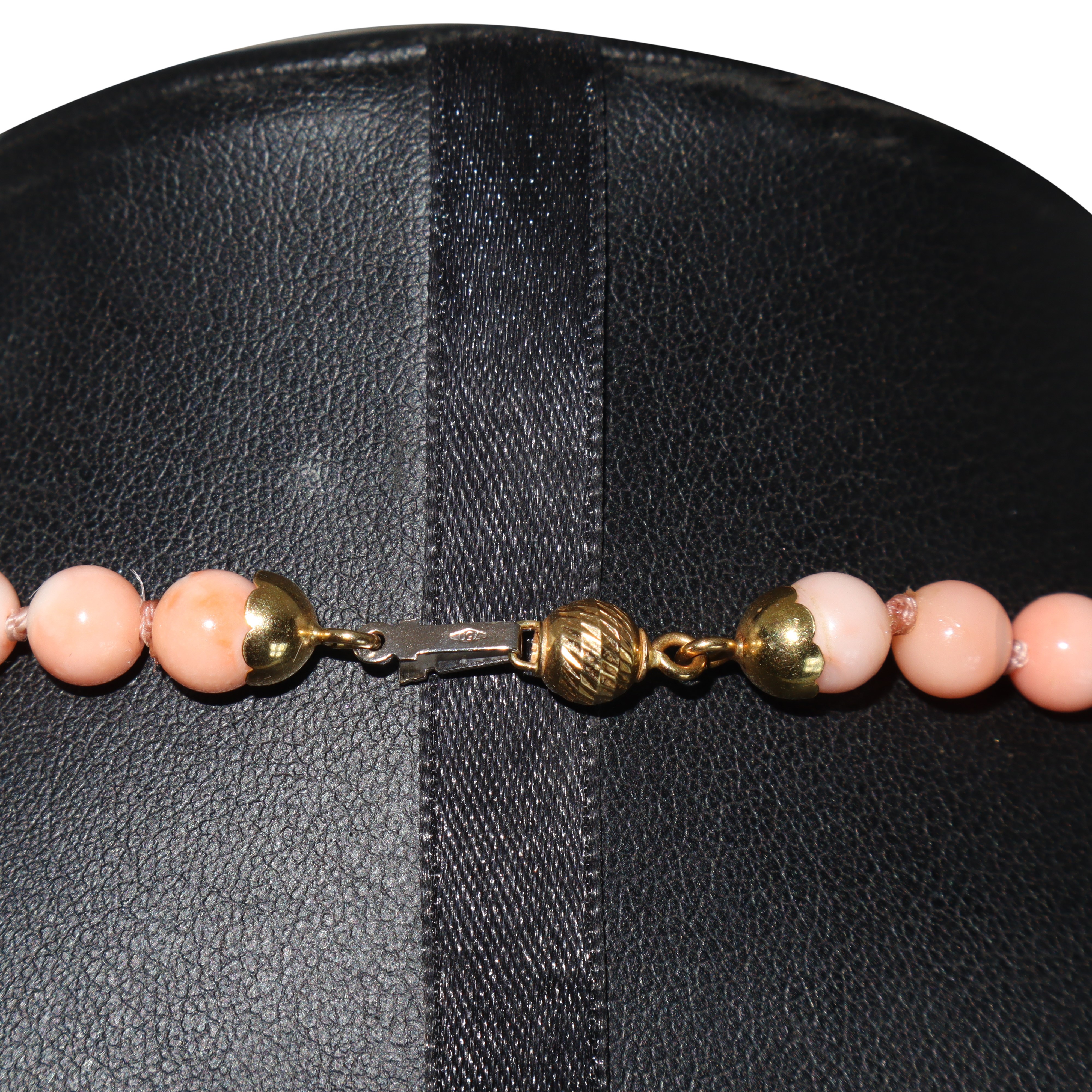 Collana ad un filo in corallo rosa con susta in oro giallo 750