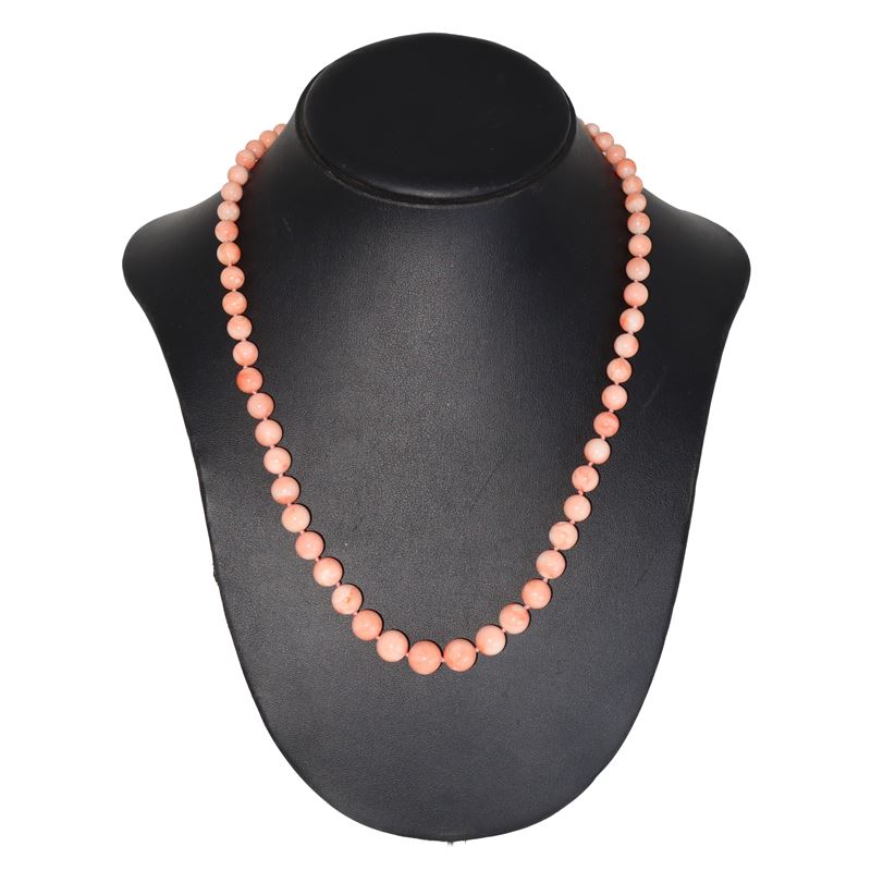Collana ad un filo in corallo rosa con susta in oro giallo 750