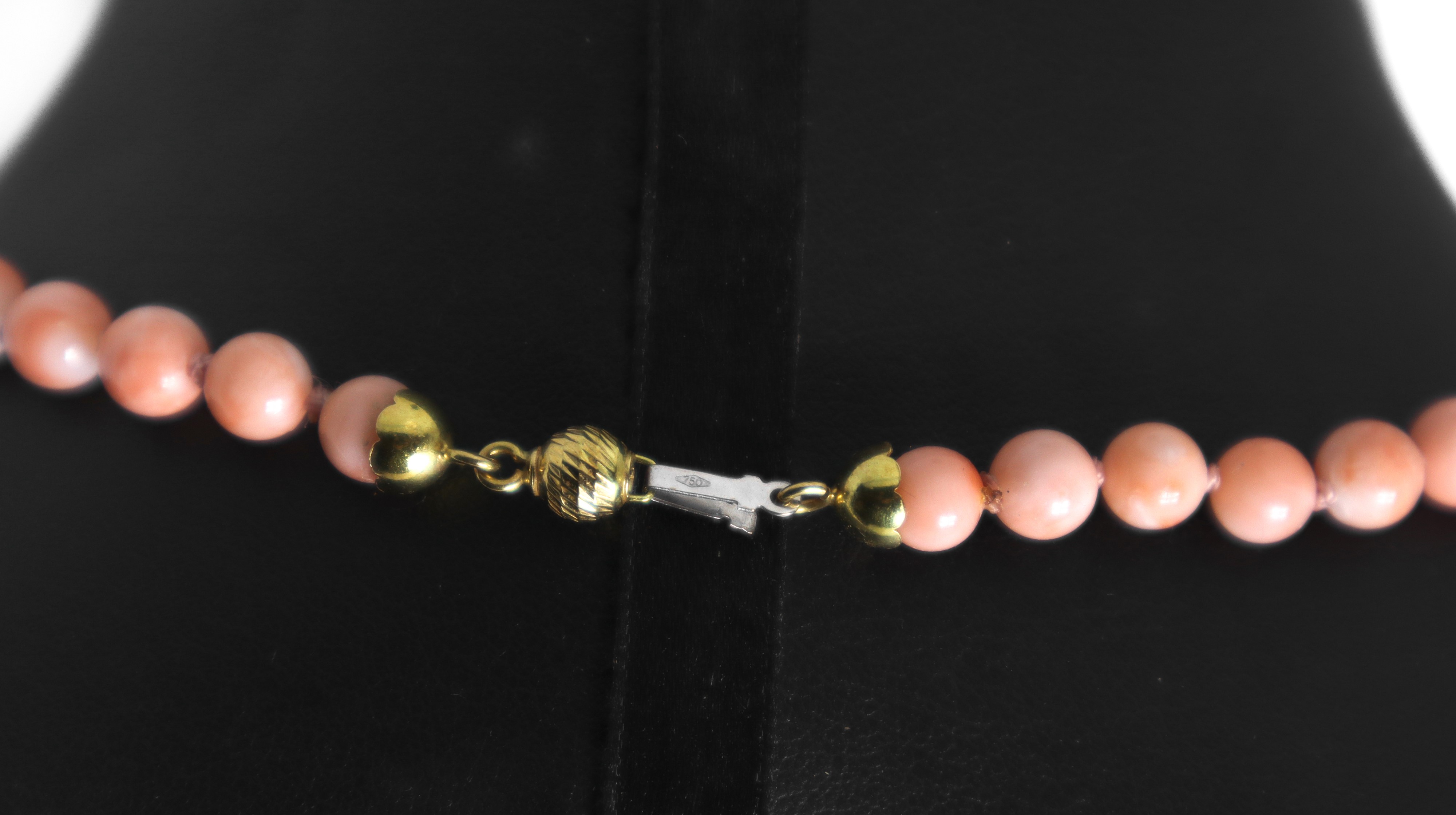Collana ad un filo in corallo rosa con susta in oro giallo 750