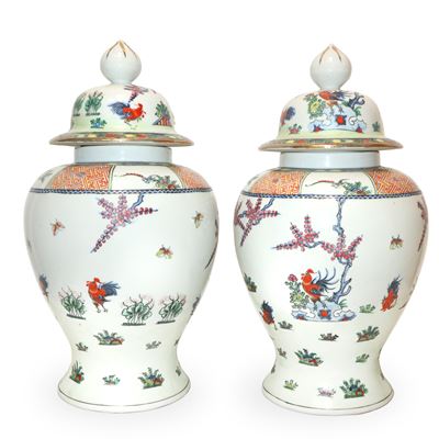 Poutiche cinesi in porcellana bianca con decori floreali, altezza 47,5 cm