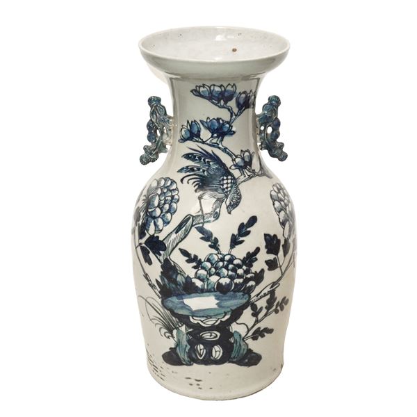 Chinese vase in white porcelain with blue decorations on a wooden base