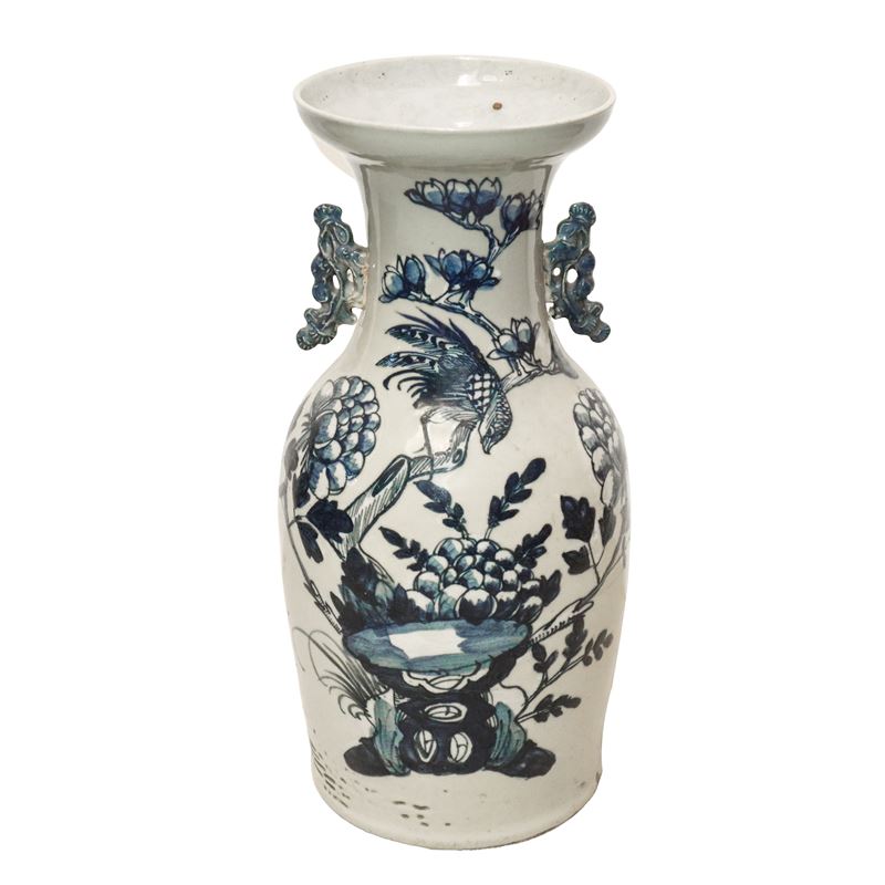 Vaso cinese in porcellana bianca con decori azzurri su base in legno