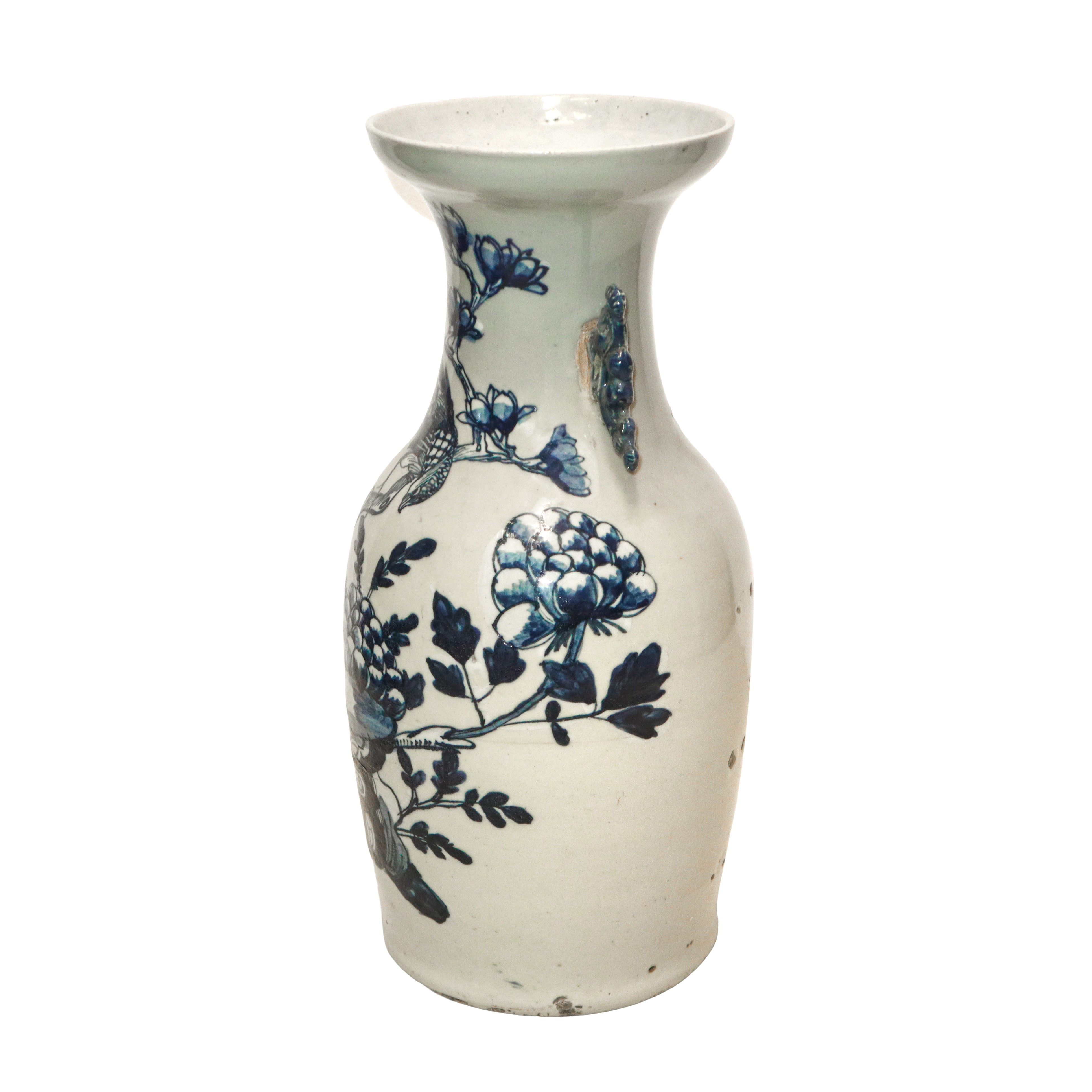 Vaso cinese in porcellana bianca con decori azzurri su base in legno