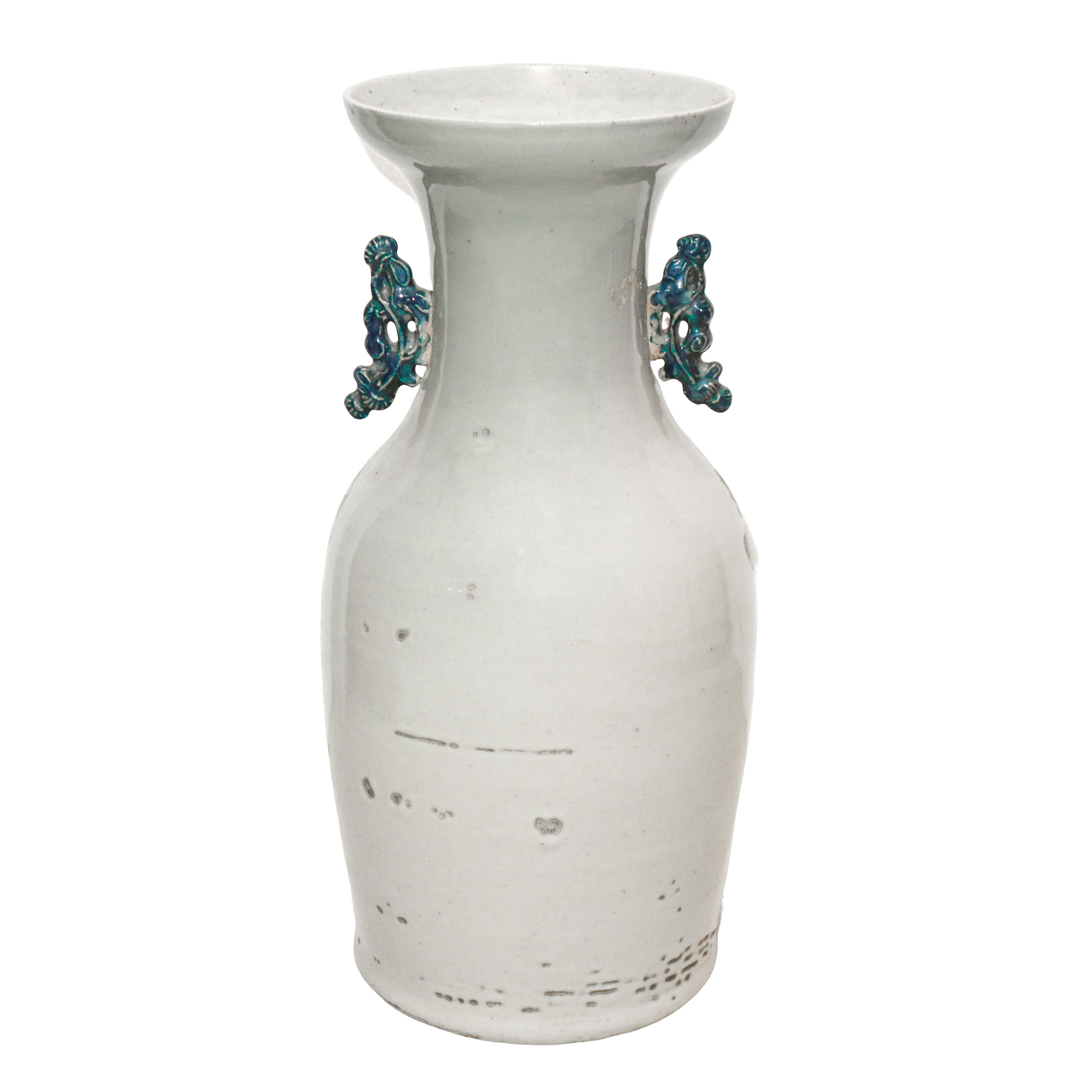 Vaso cinese in porcellana bianca con decori azzurri su base in legno