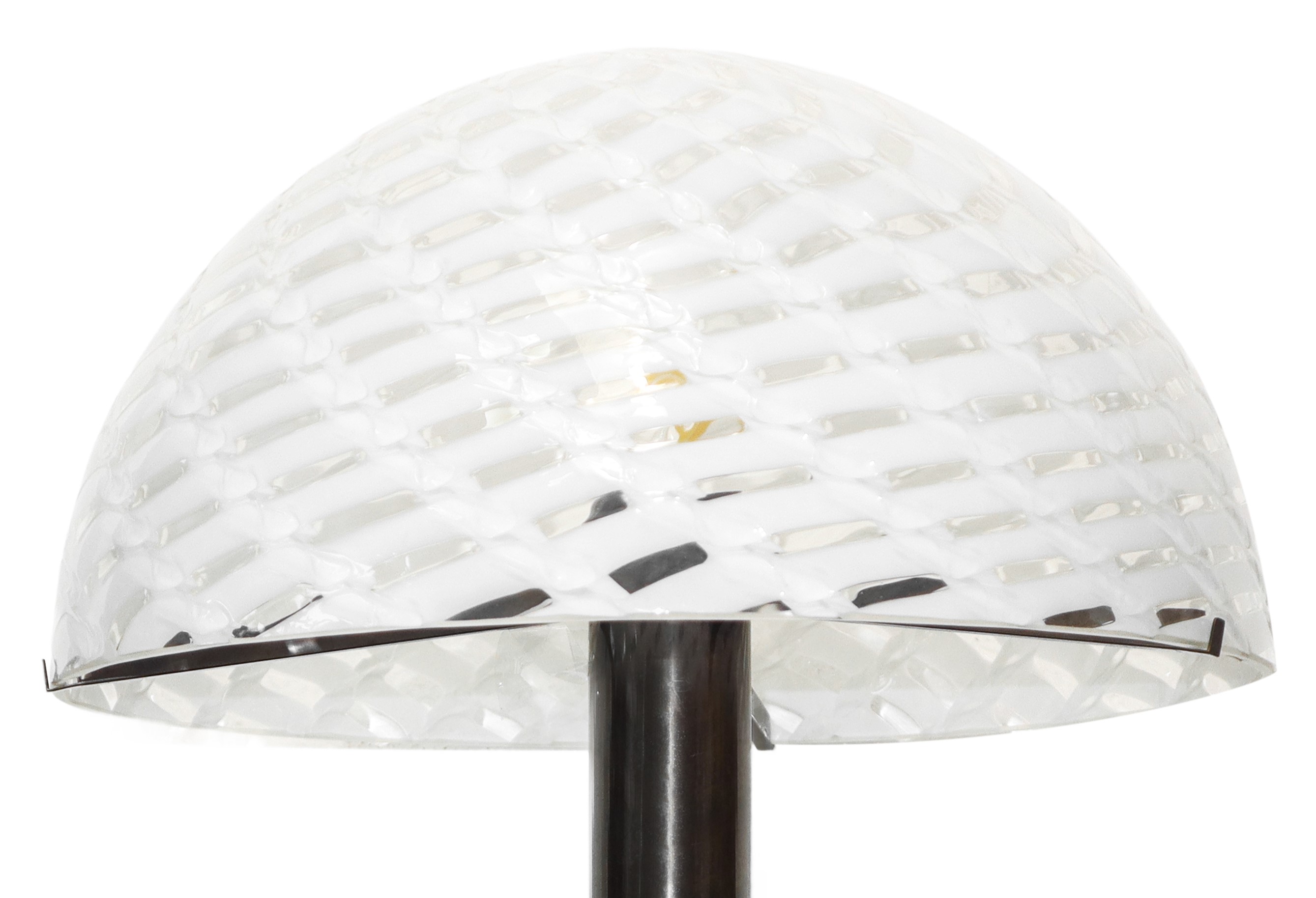 Lampada da tavolo modello LT 354 in vetro variegato zigrinato bianco