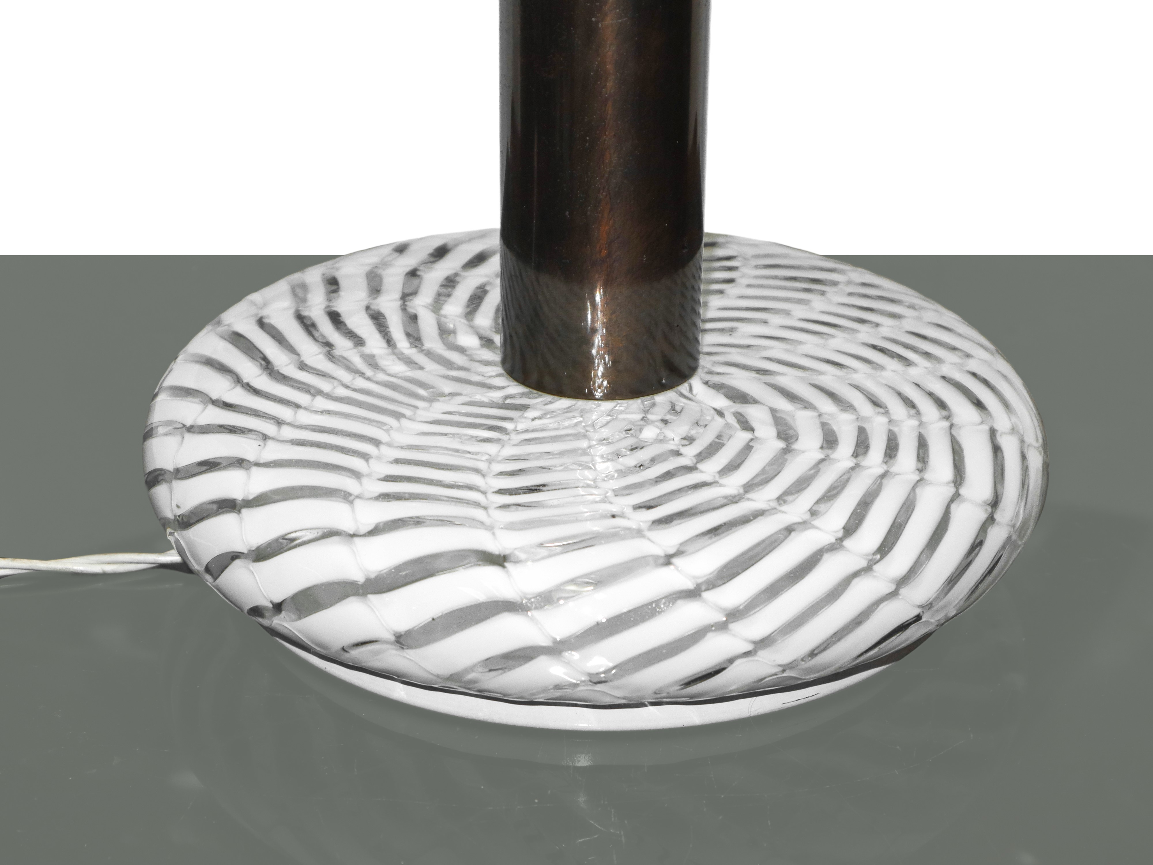 Lampada da tavolo modello LT 354 in vetro variegato zigrinato bianco