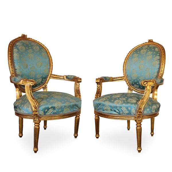 Coppia di poltrone in legno dorato con tappezzeria blu