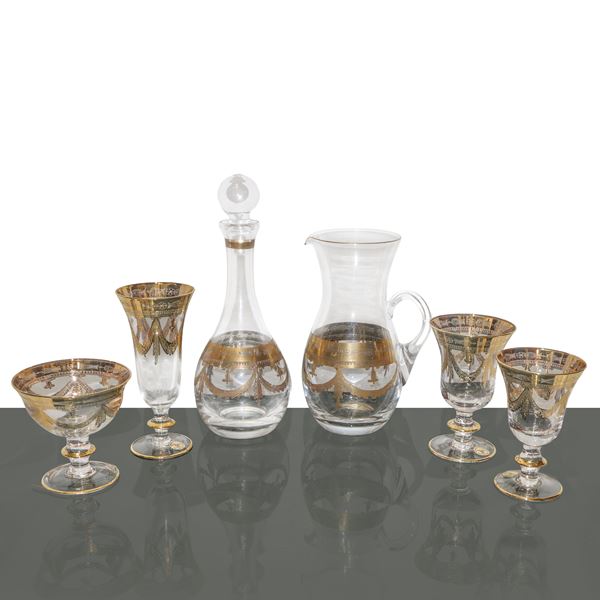 Completissimo Servizio di bicchieri da 30 in vetro di Boemia e foglia d'oro con incisione.