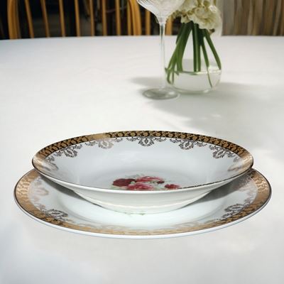 Servizio di piatti, tè e caffè in porcellana bianca con decori floreali e bordo dorato