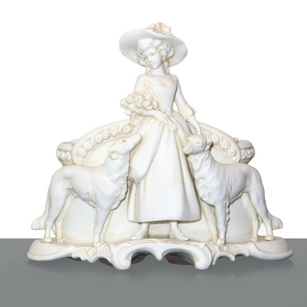 Dama con levrieri, scultura in porcellana bianca