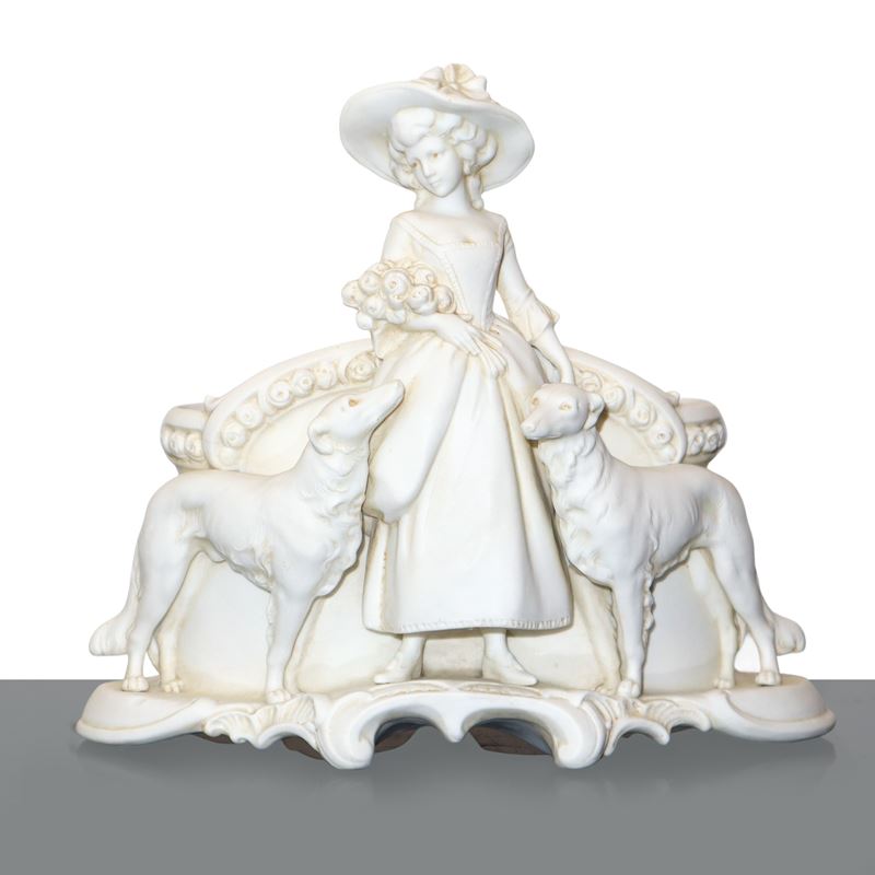 Dama con levrieri, scultura in porcellana bianca