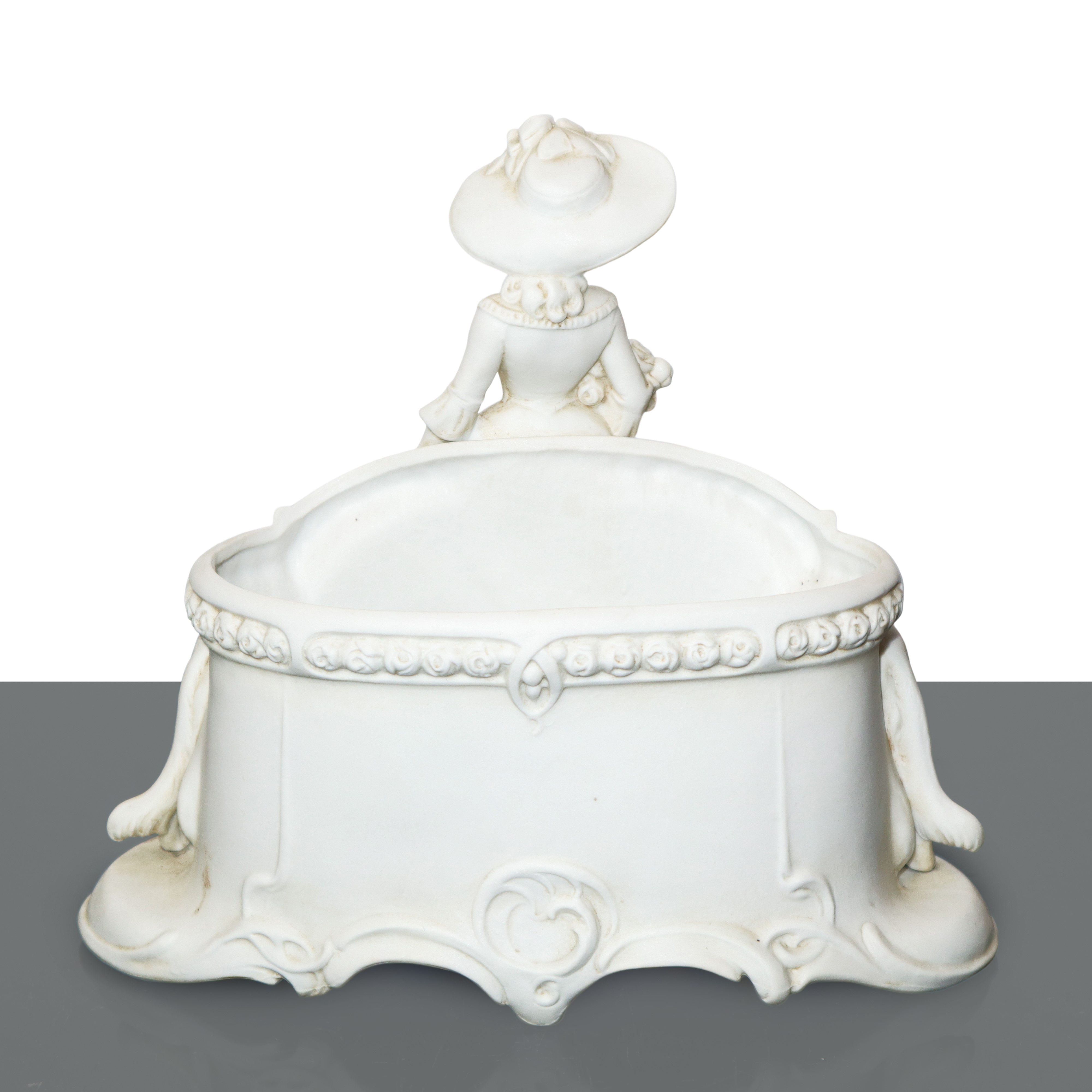 Dama con levrieri, scultura in porcellana bianca