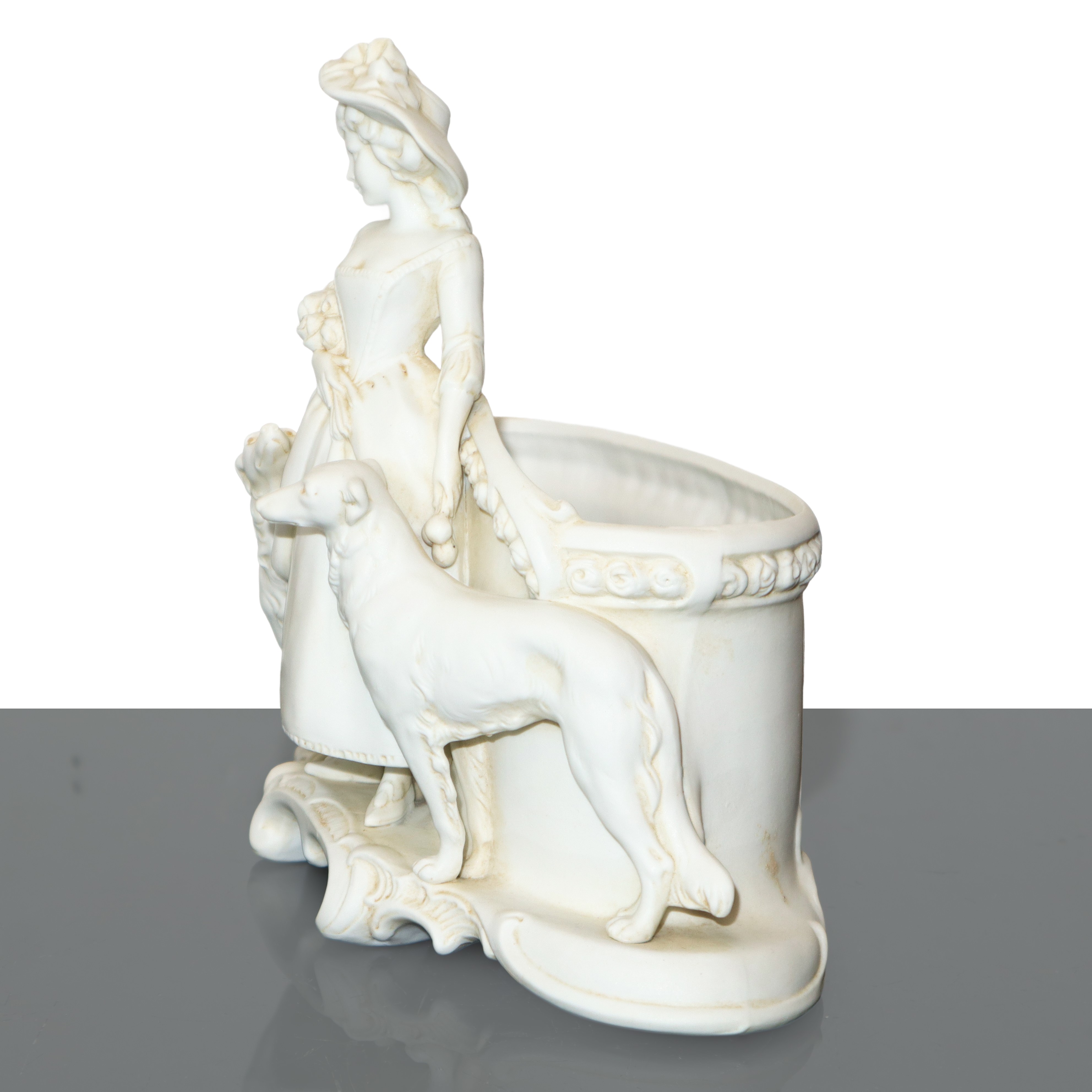 Dama con levrieri, scultura in porcellana bianca