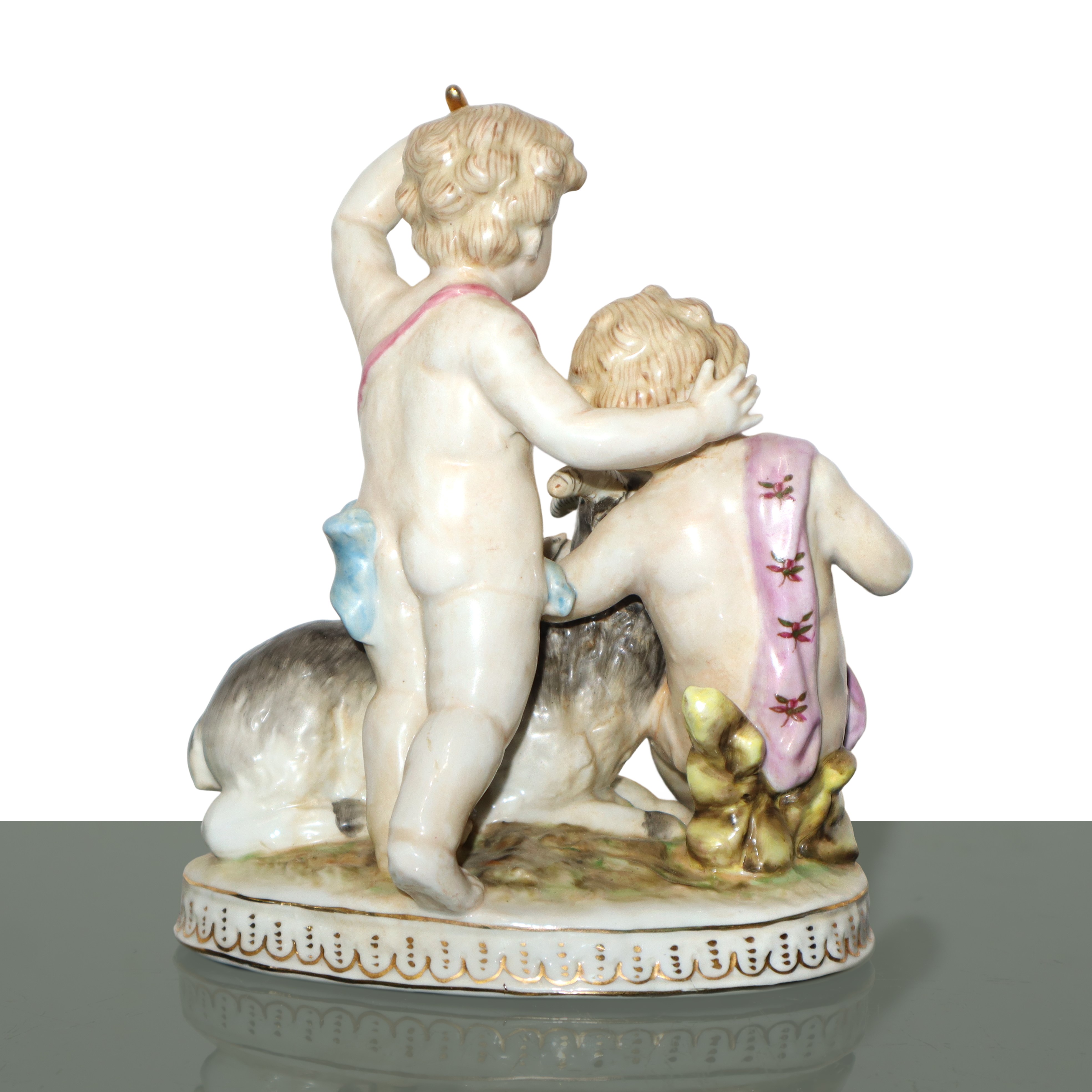 Amorini con capretta, scultura in porcellana policroma