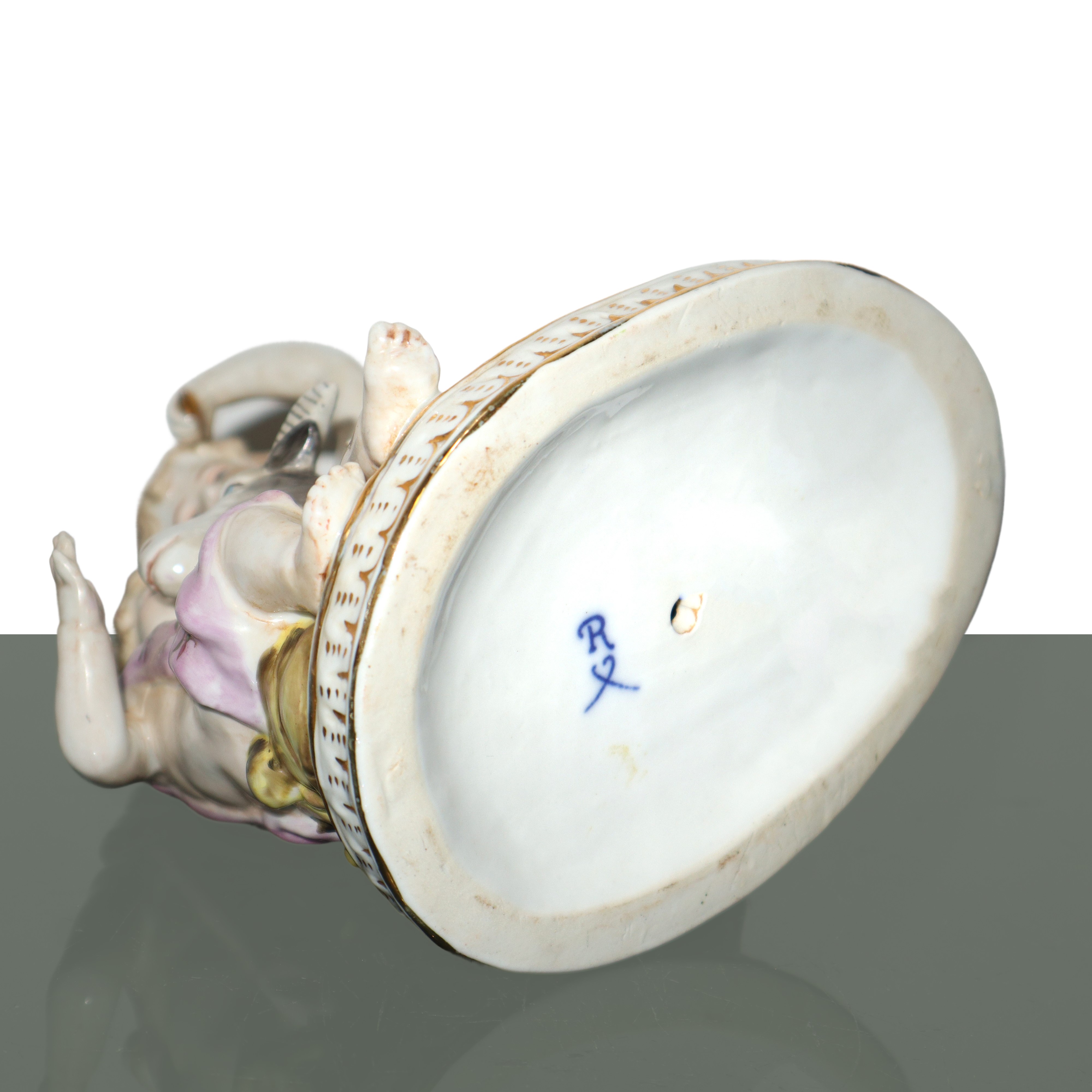 Amorini con capretta, scultura in porcellana policroma