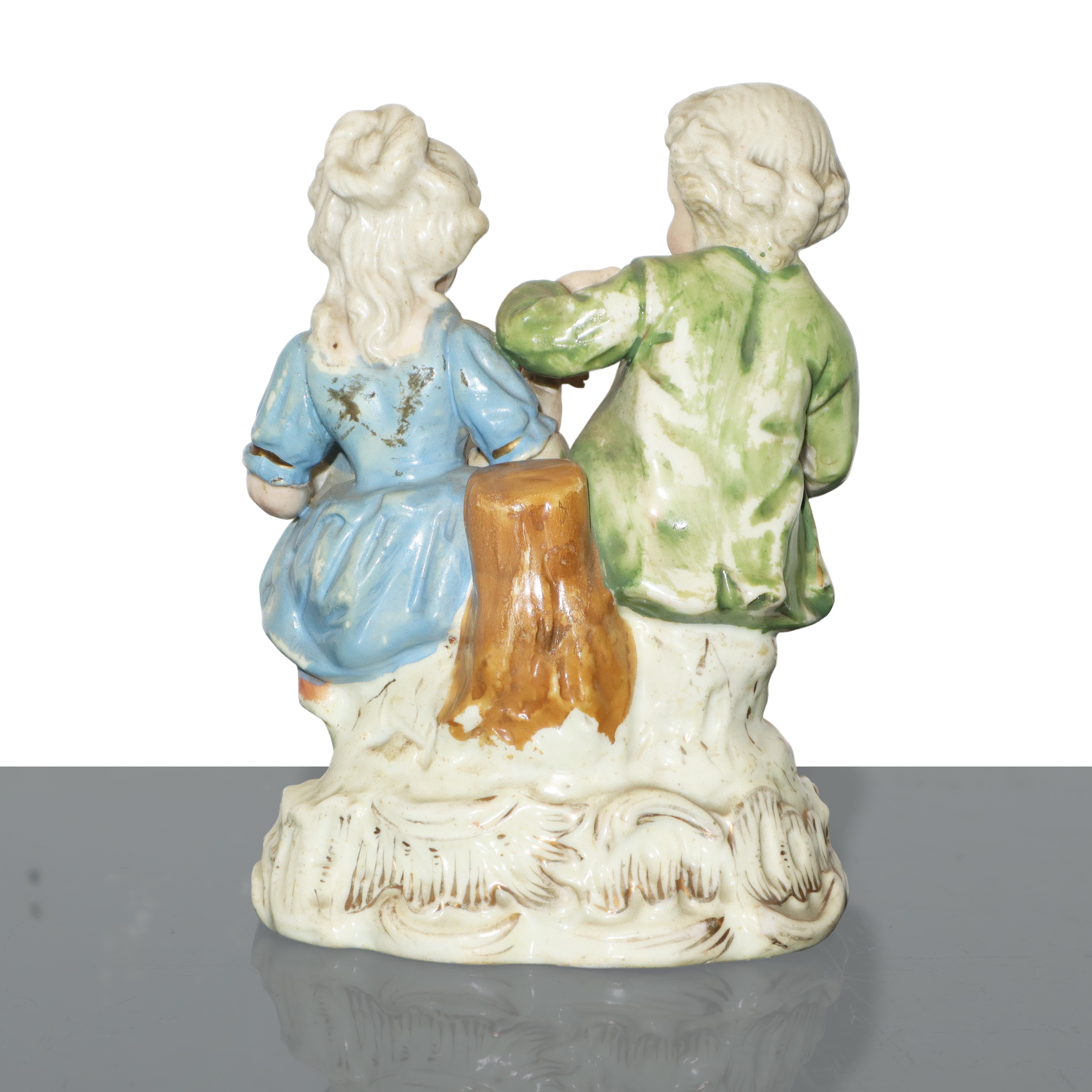 Coppia di giovani con fiori, scultura in porcellana policroma