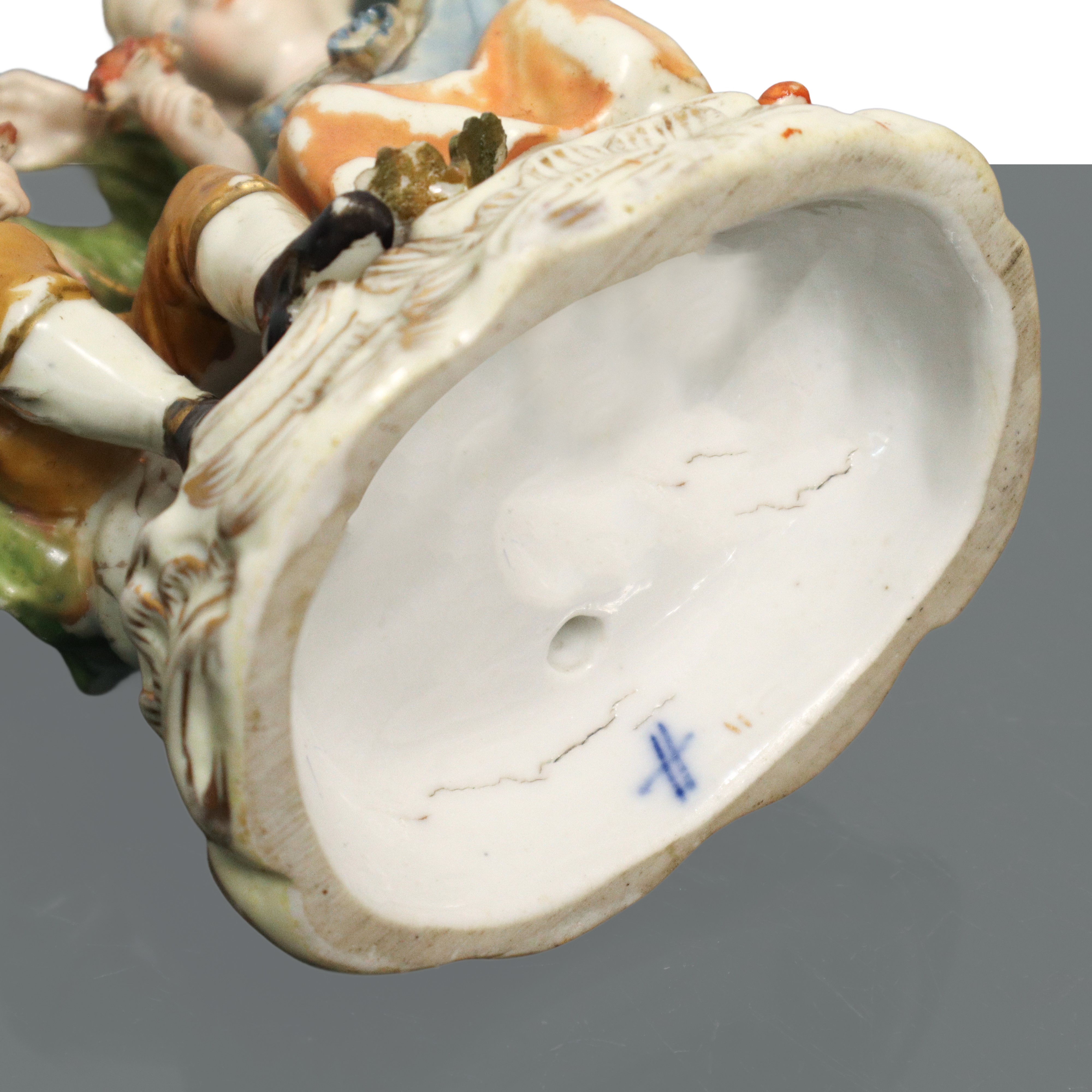 Coppia di giovani con fiori, scultura in porcellana policroma