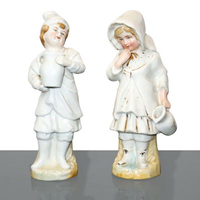Coppia di Sculture in Porcellana Bianca con Dettagli Policromi