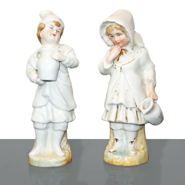 Coppia di sculture in porcellana bianca con dettagli policromi