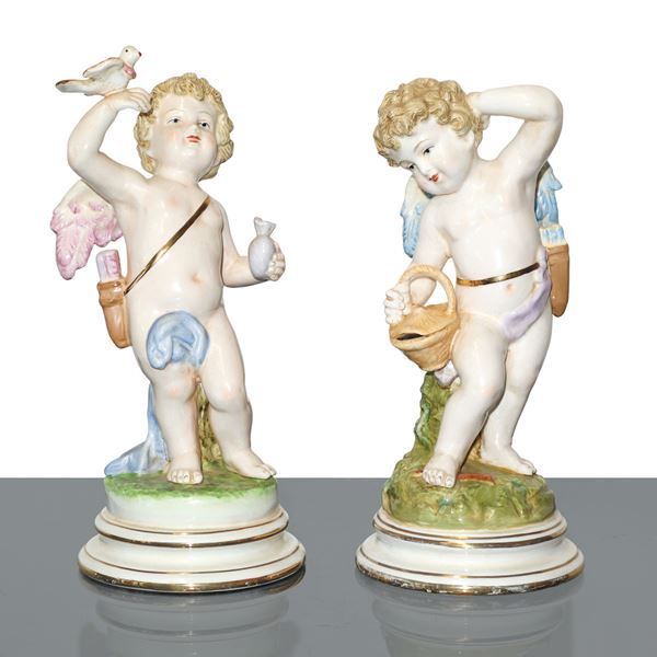 Coppia di putti, sculture in porcellana policroma