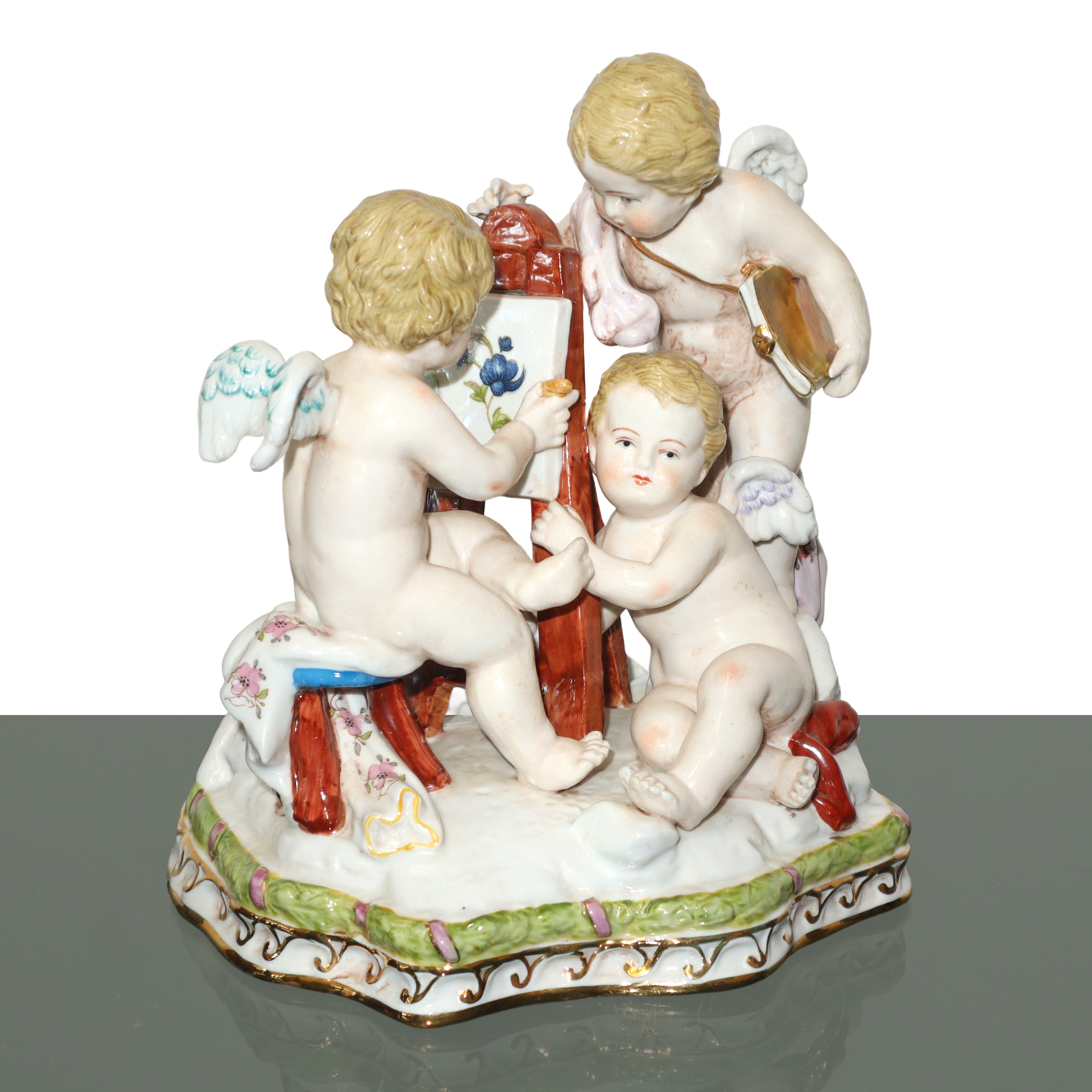Gruppo di putti che dipinge, scultura in porcellana policroma